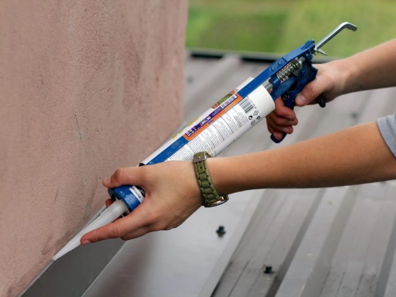 chống thấm mái tôn giáp tường