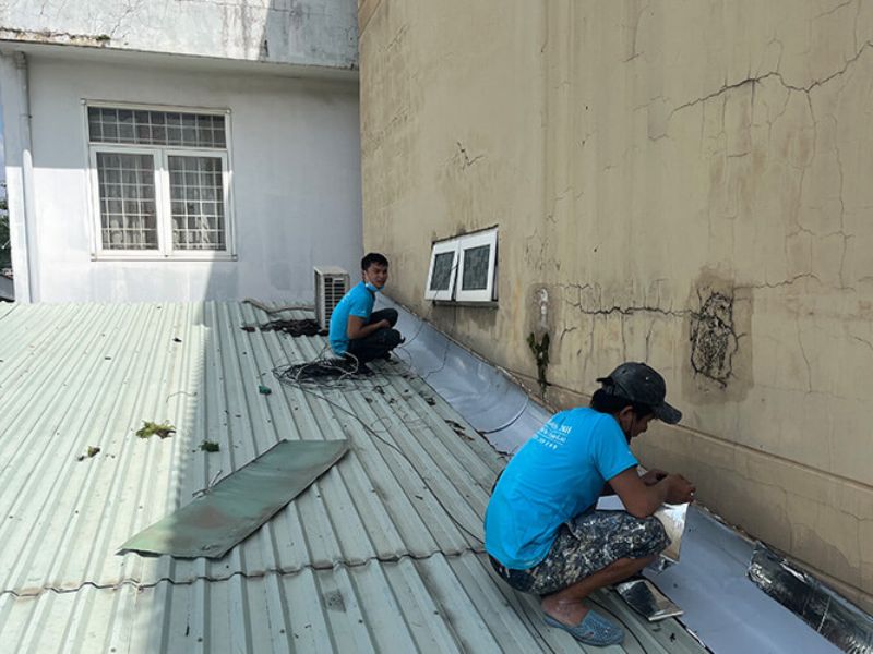 chống thấm mái tôn giáp tường