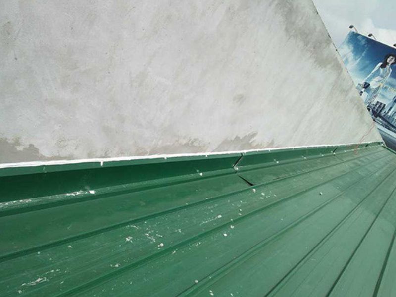 chống thấm mái tôn giáp tường