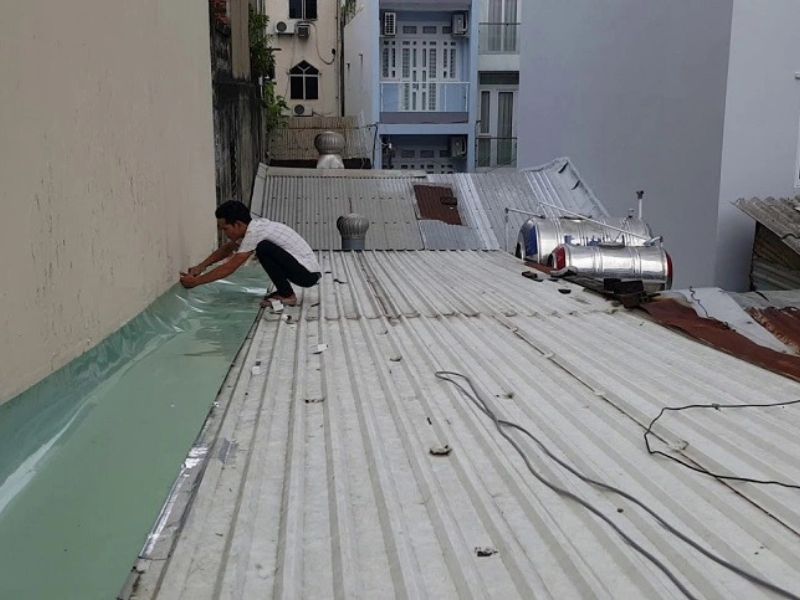 chống thấm mái tôn giáp tường