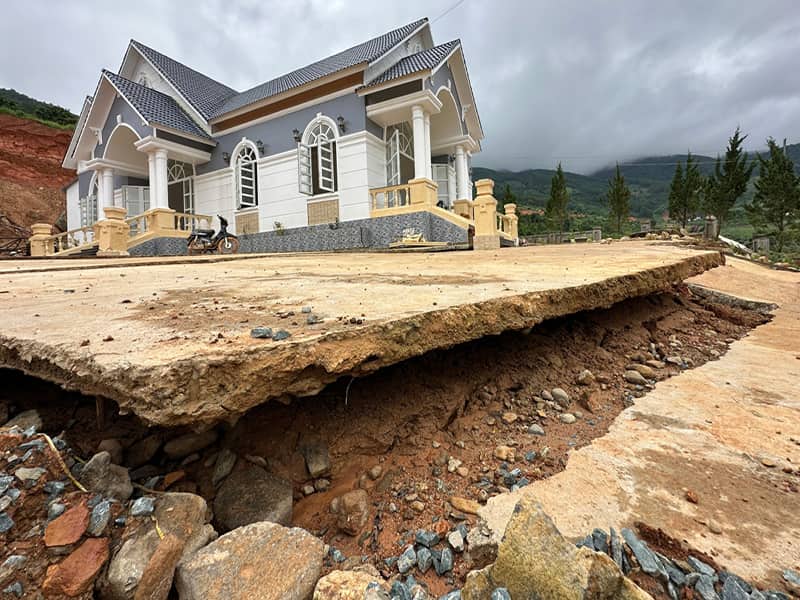 Trần nhà bị nứt thấm nước