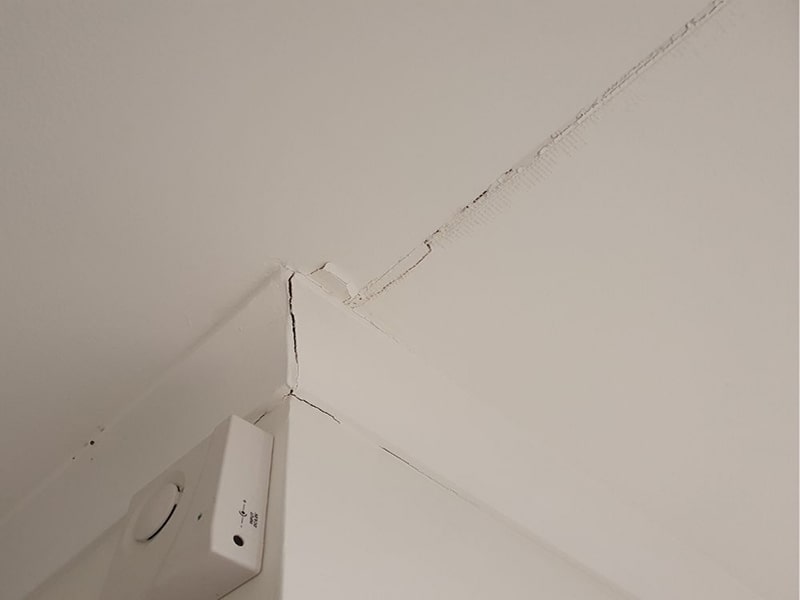 Trần nhà bị nứt thấm nước
