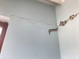 nguyên nhân tường nhà bị nứt ngang