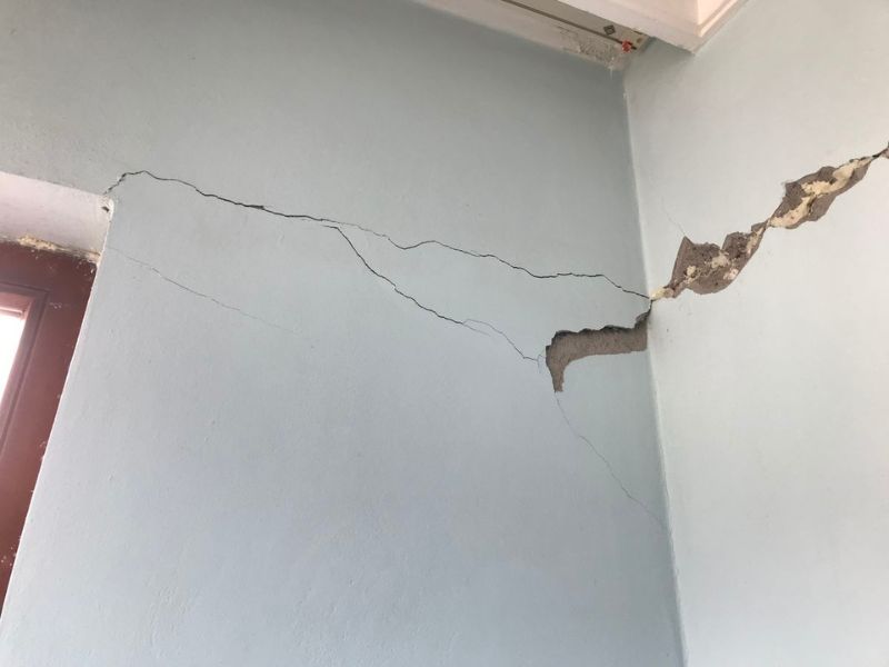 nguyên nhân tường nhà bị nứt ngang